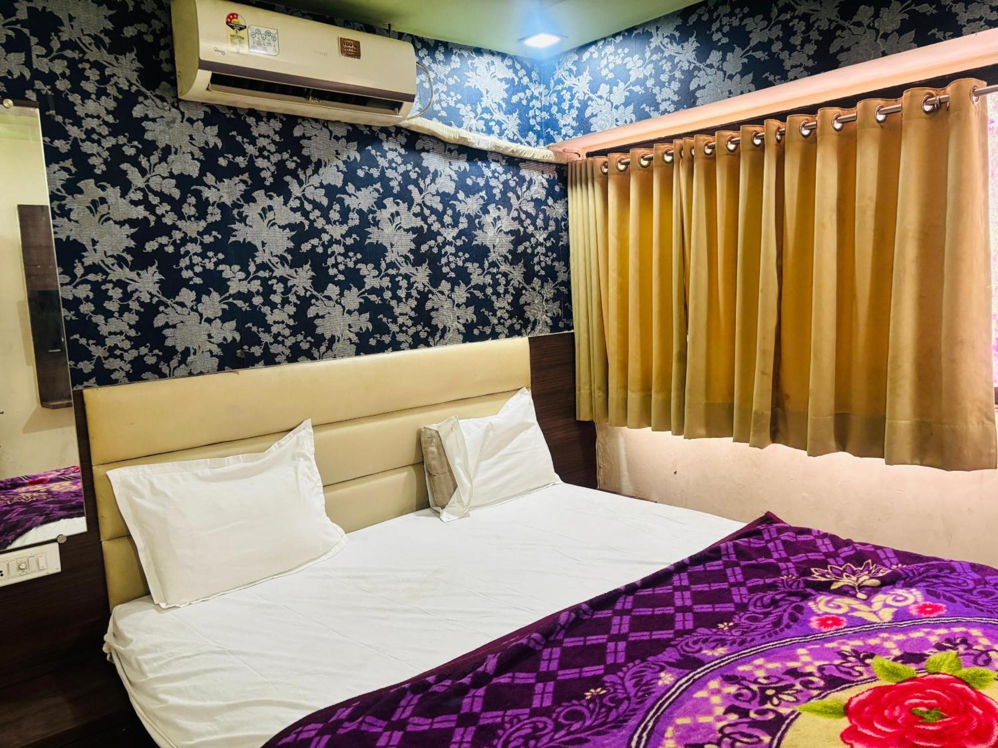 Hotel Greenwood Ahmedabad Exterior photo